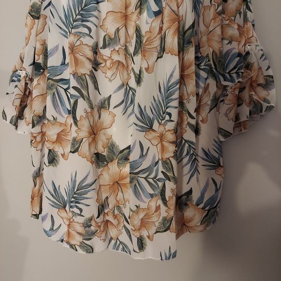 Short-Sleeve Cold Shoulder Floral Top - Picture 4 of 11